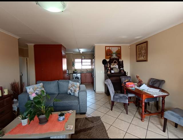 3 BEDROOM TOWNHOUSE FOR SALE IN NEW MARKET PARK